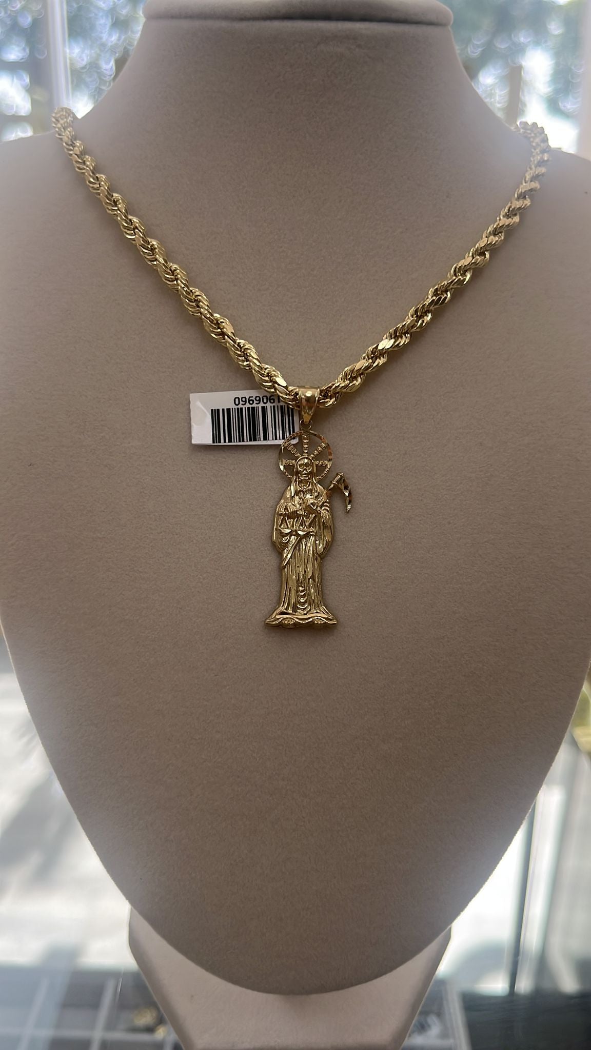 Cadena santa muerte y Guadalupe